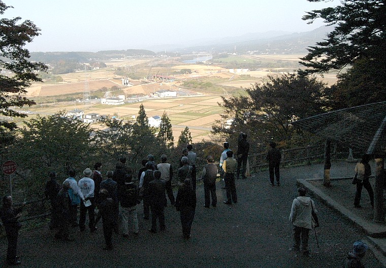 ���򒆑�������������̌i��