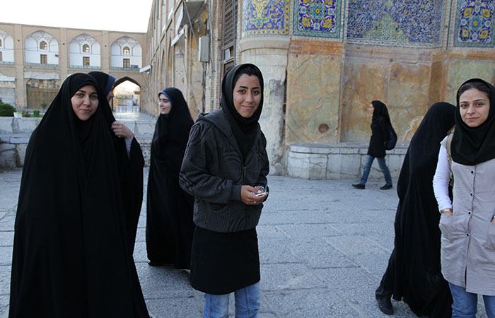 イマーム広場を見学する女学生