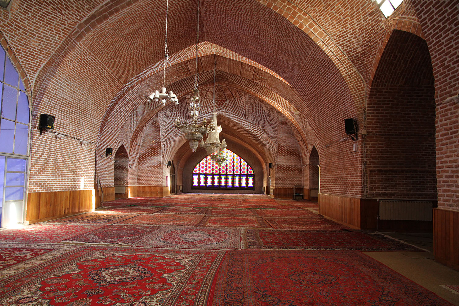 金曜のモスク内の礼拝室