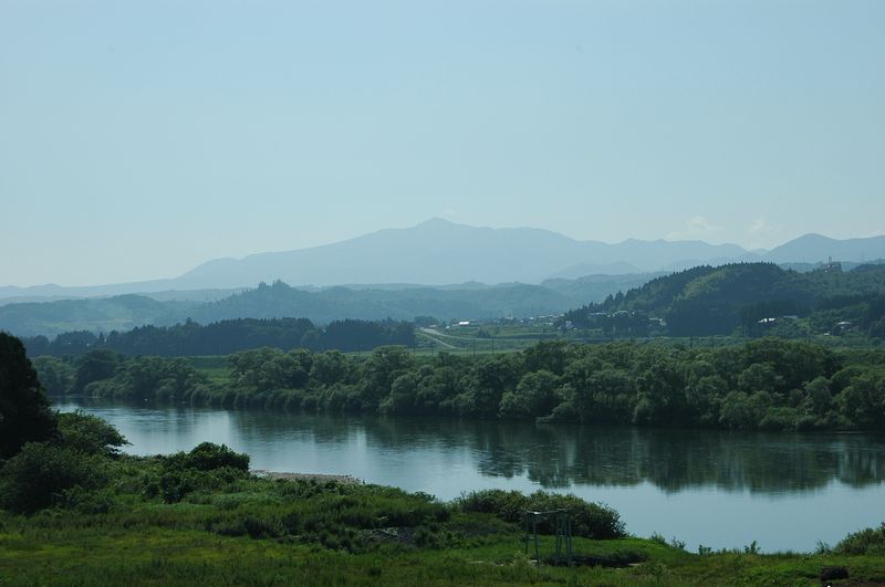 箱石橋付近から北上川越しに衣川と栗駒山（須川嶽）を見る